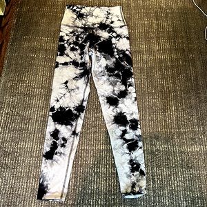 Electric Rose blk/white tye dye leggings in size XS